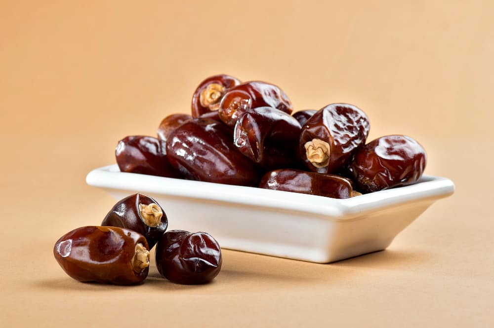 dates-plate-dried-dates-fruits.jpg